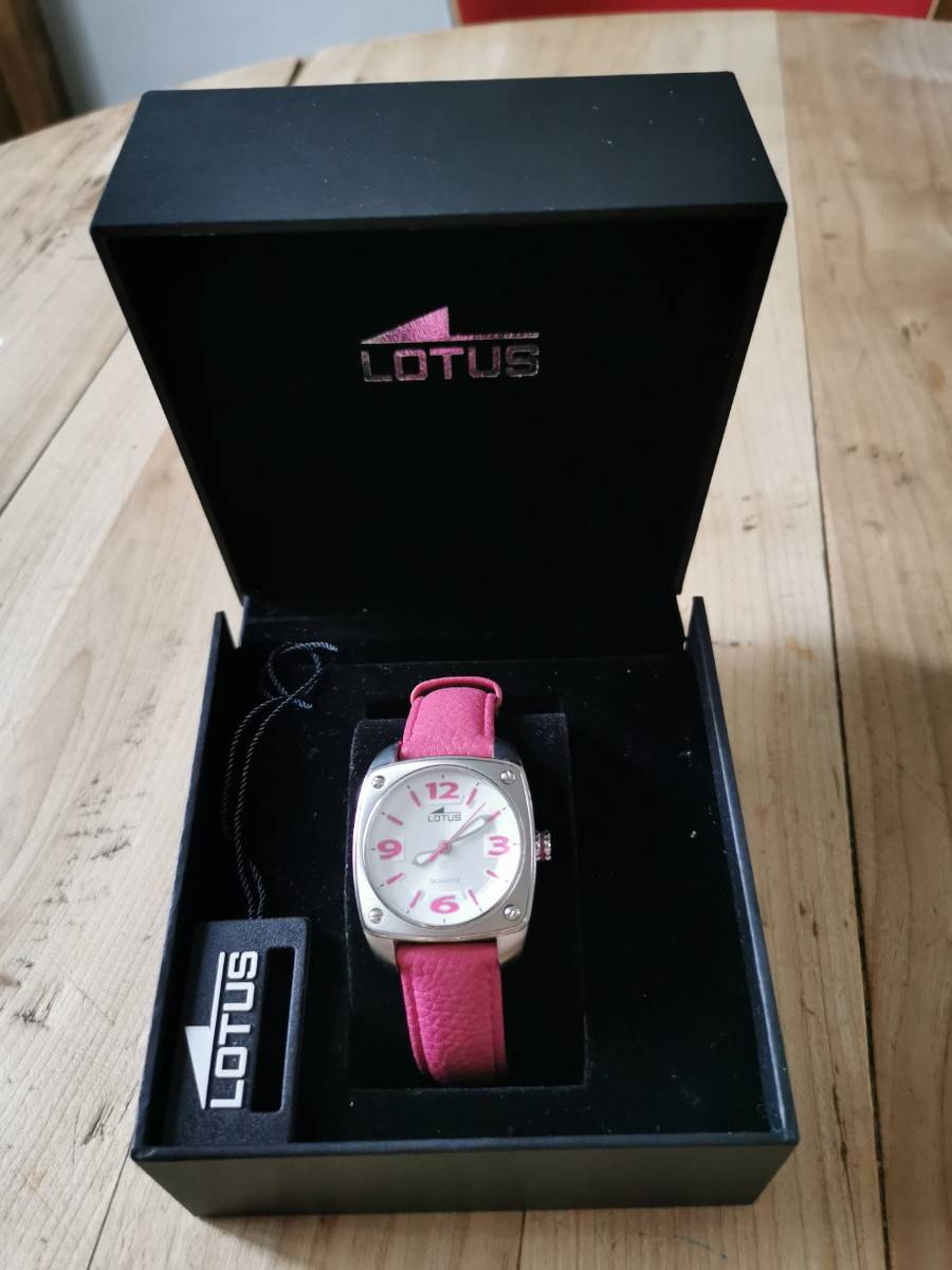 Vends montre femme Lotus à quartz water resistant état neuf