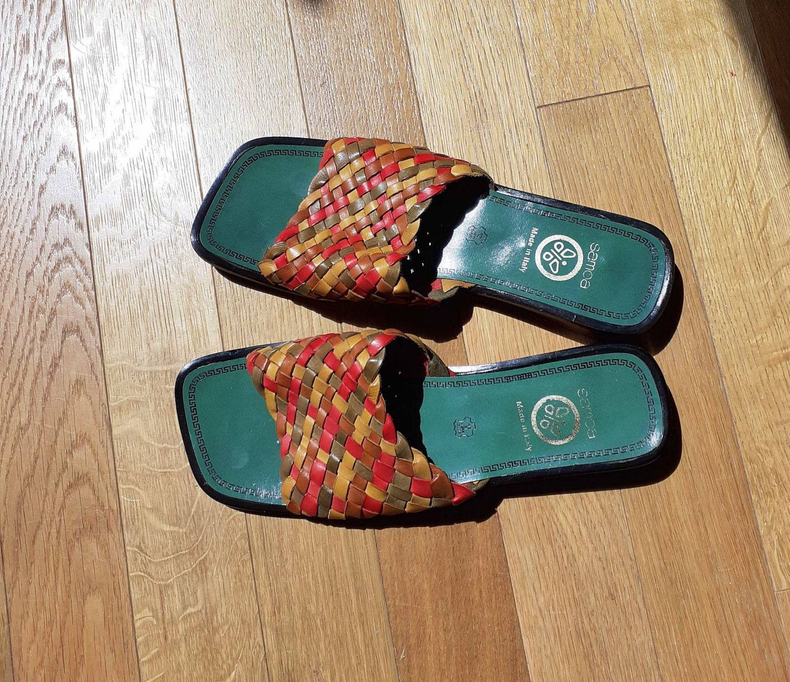 Vends mules neuves en cuir et paille tressée multicolore (pointure 42)