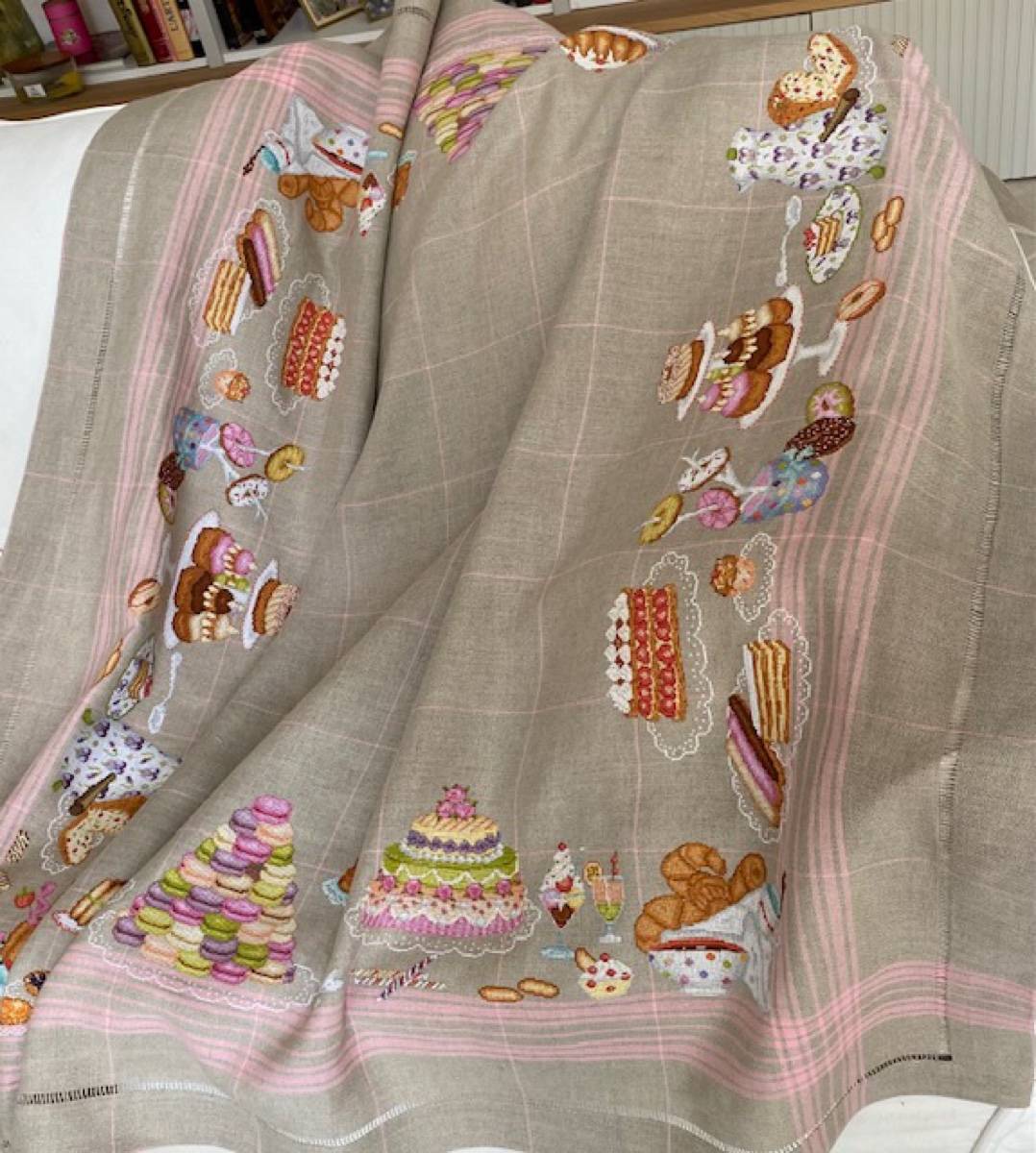 Vends nappe brodée en lin