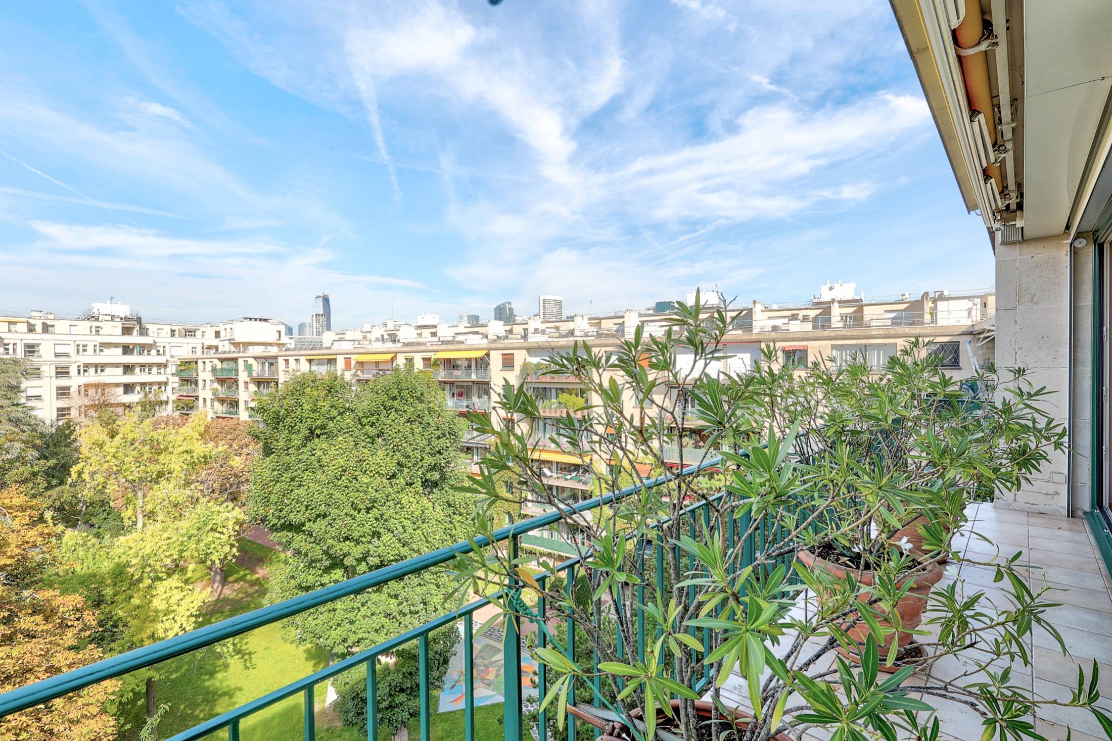 Vends Neuilly sur Seine, rue de Longchamp, appartement de 109m² au dernier étage avec balcon et Vends Neuilly sur Seine, rue de Longchamp, appartement de 109m² au dernier étage avec balcon et