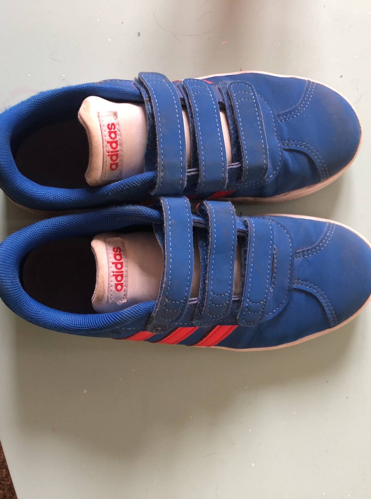 Vends paire de baskets Adidas bleu et rouge 3 scratchs très bon état - Pointure 34