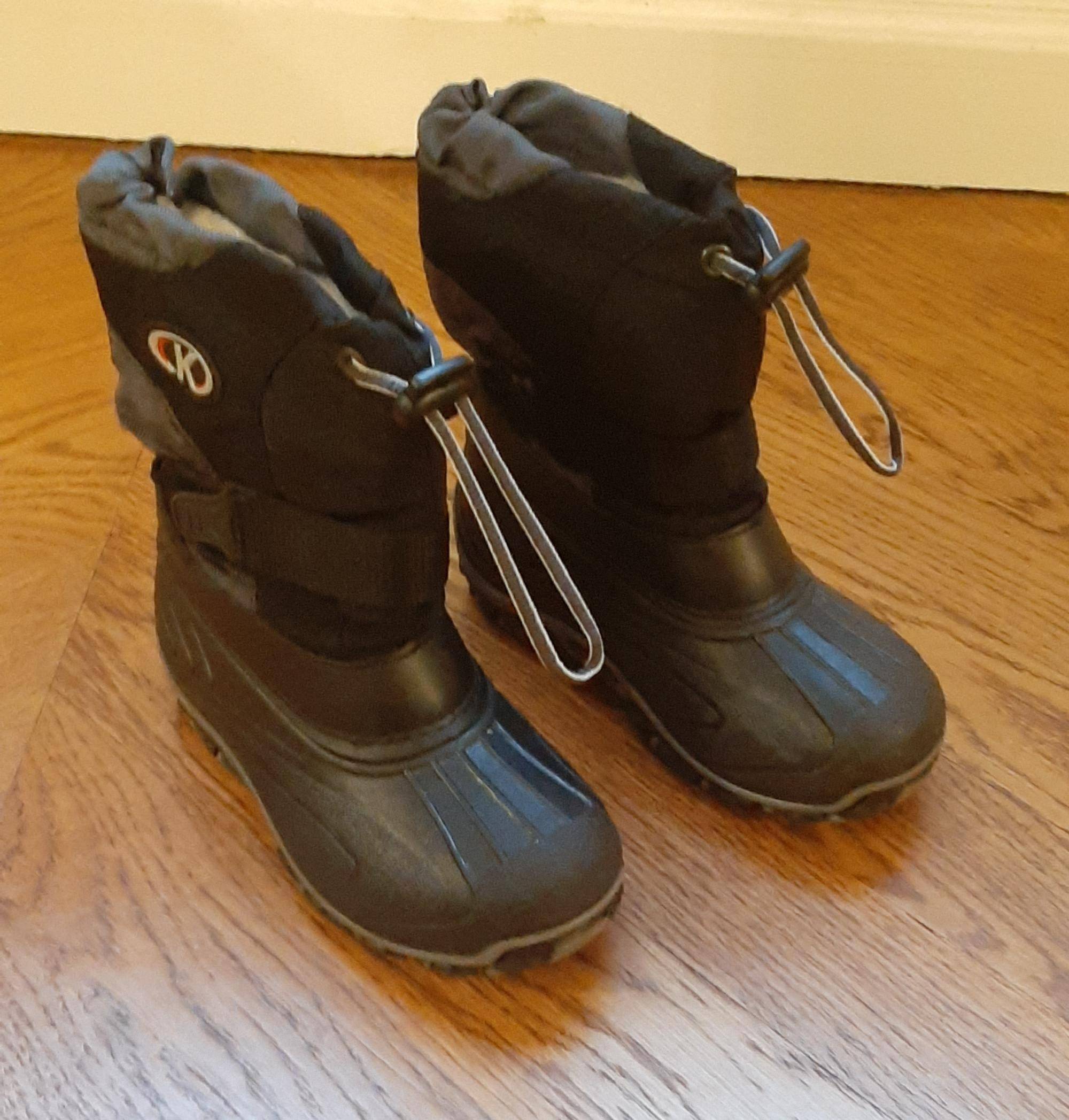 Vends paire de bottes de neige fourrées 27/28 Kimberfeel gris foncé/noir - 3 paires de chaussettes de ski offertes