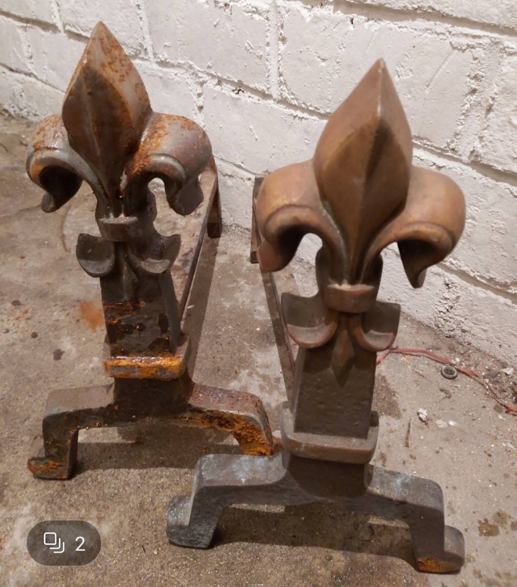 Vends paire de chenets en bronze, motif "fleurs de lys", pied arrière pivotant, 40x40 cm, vendus en l’état