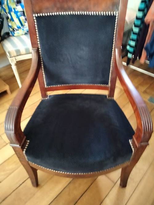 Vends paire de fauteuils Empire, en excellent état et refaits à neuf. + 1 autre fauteuil identique