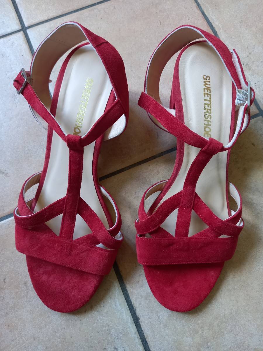 Vends paire de sandales en nubuk rouge pointure 37