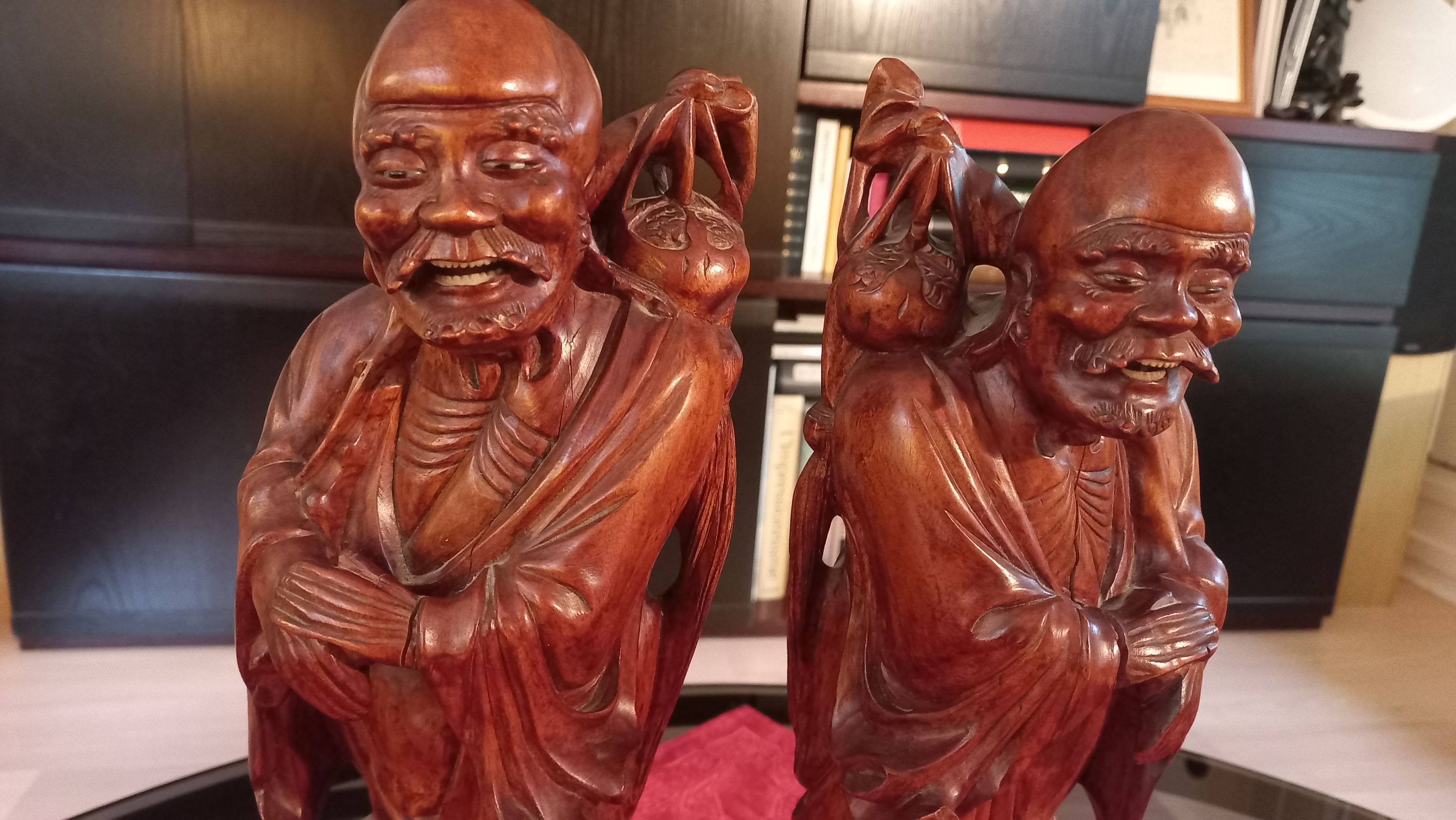 Vends paire de sujets en bois sculpté, Indochine vers 1920