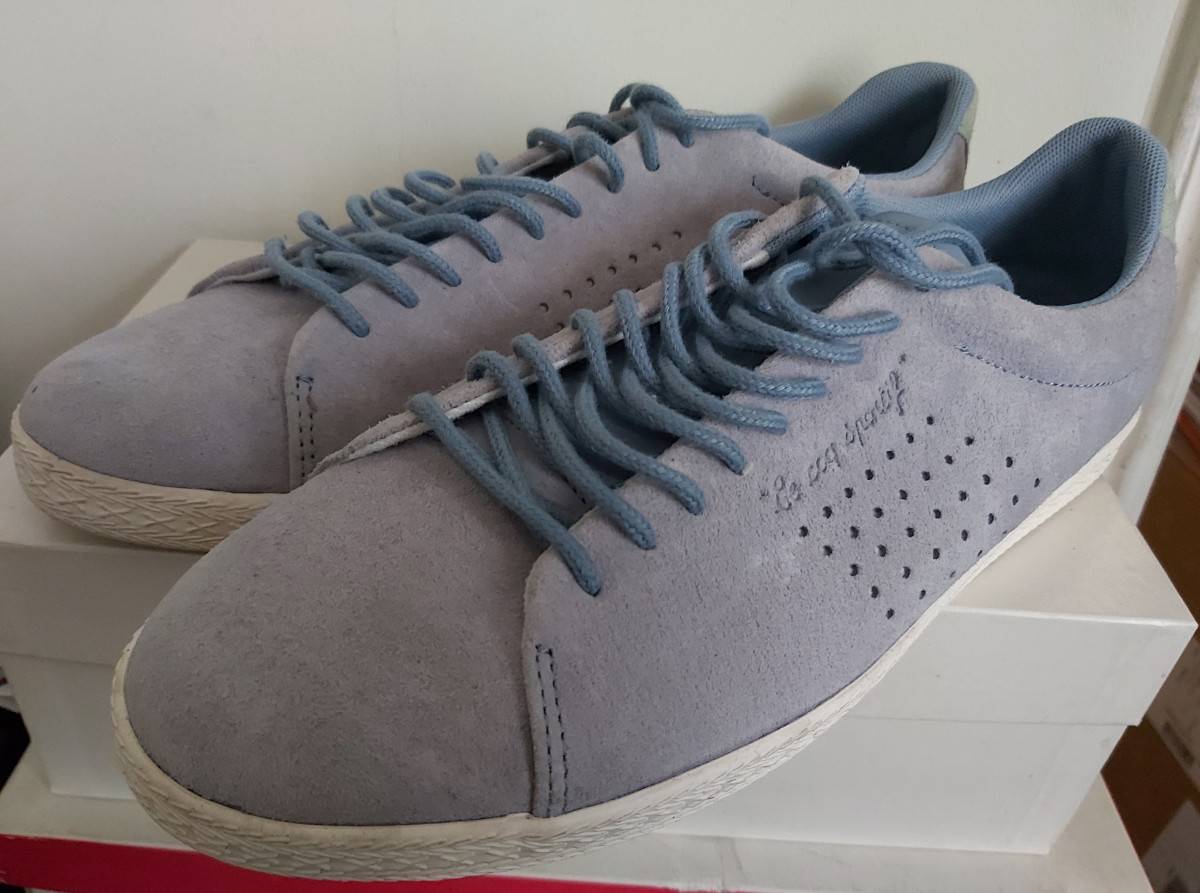 Vends une paire de tennis, Neuves (jamais portées). Bleu ciel. Pointure 41