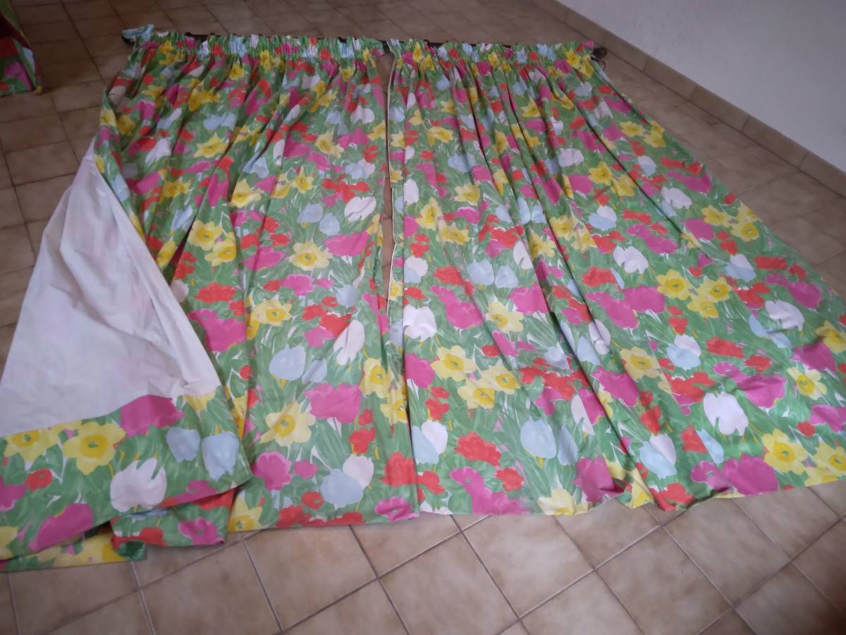 Vends 3 paires de rideaux en chintz motif grosses fleurs colorées entièrement doublés en bon état