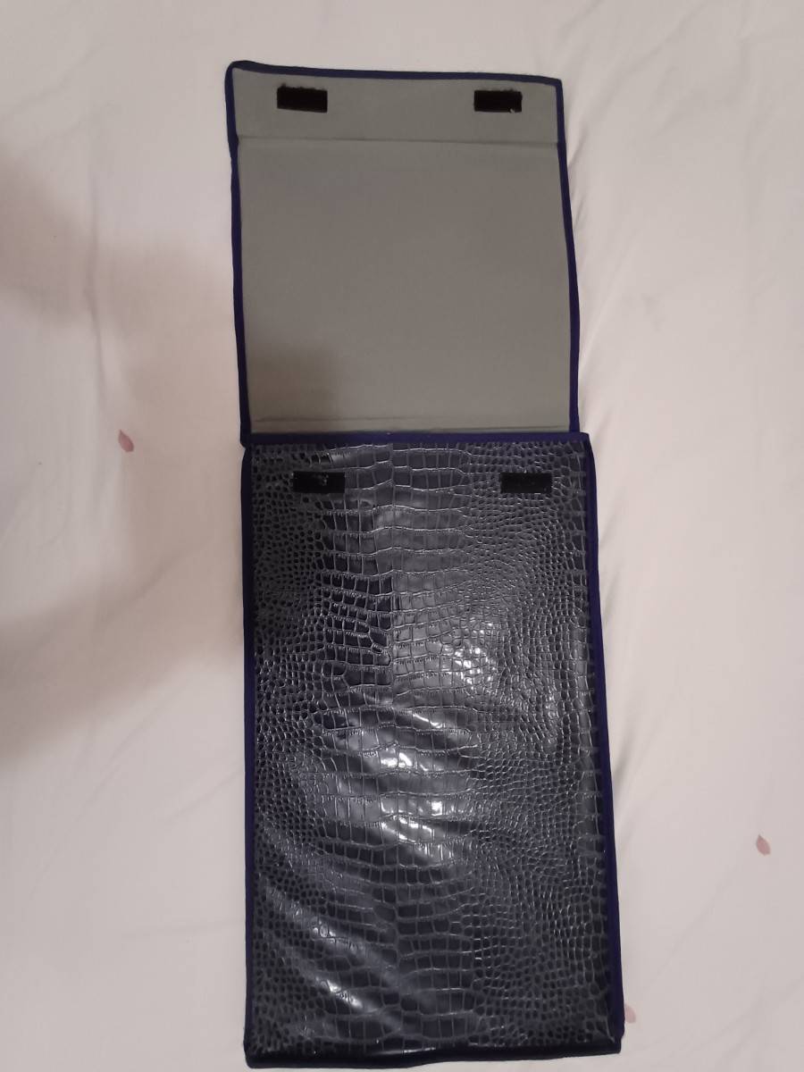 Vends un panier à linge pliable de couleur bleue marine en parfait état