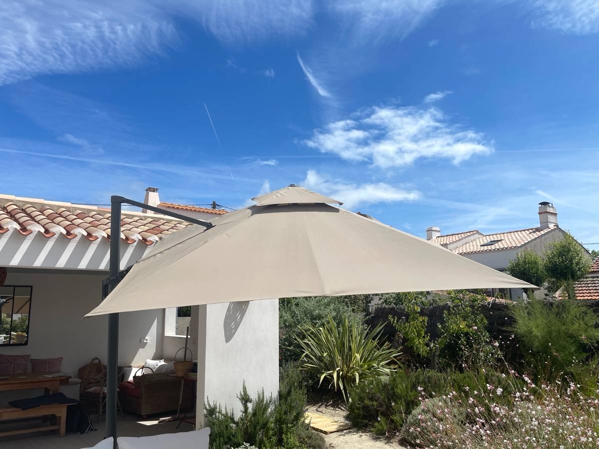 Vends parasol deporté inclinable 3X3 Très bon état
