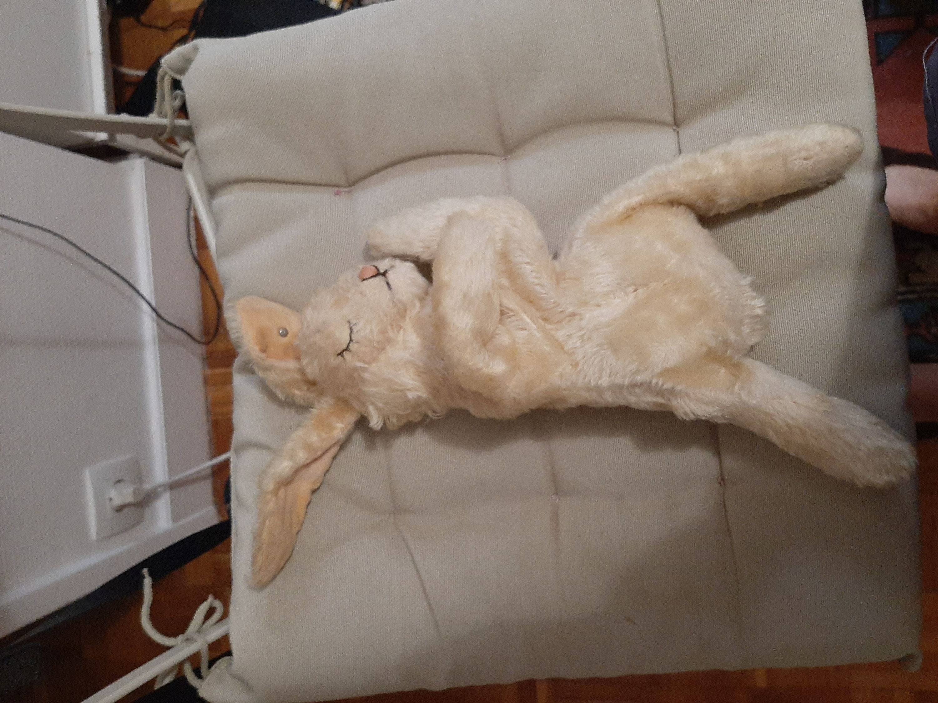 Vends peluche lièvre, état parfait et propre, souple, queue qui fait un petit bruit de clochette