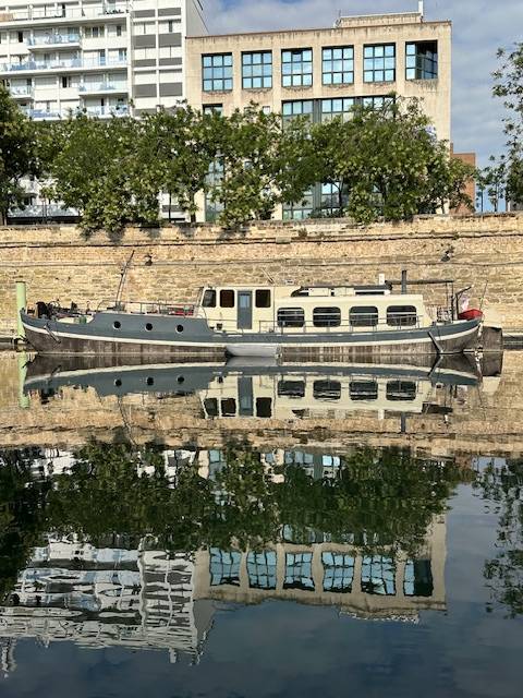 Vends peniche aménagée. 21,35 X 4m. 2 chambres Paris 4ème