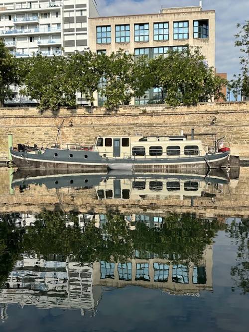 Vends peniche aménagée. 21,35 X 4m. 2 chambres Paris 4ème