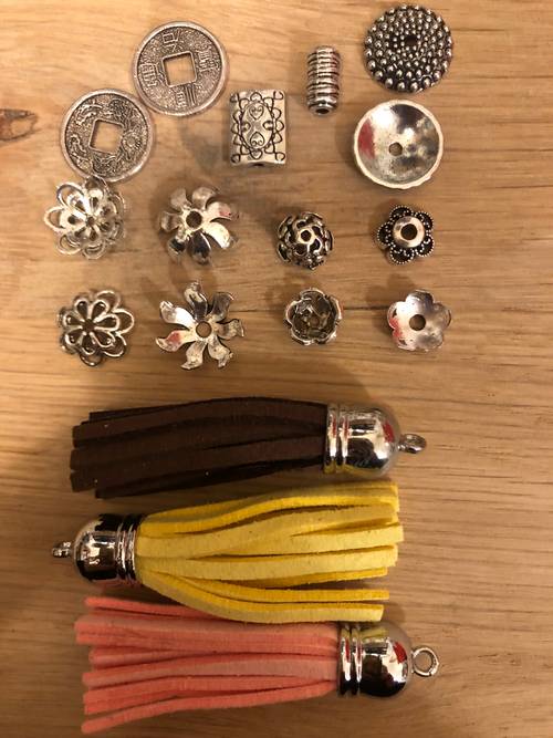 Vends perles, apprêts, pompons, perles à écraser, bloqueurs de boucles d’oreilles…