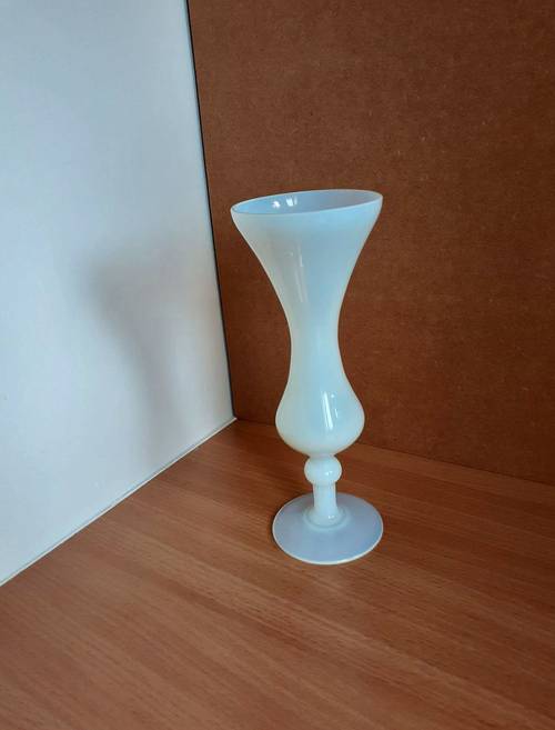 Vends petit vase blanc en opaline