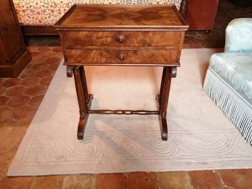 Vends petit meuble sur colonnes ancien avec 2 tiroirs
