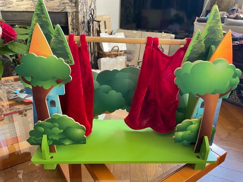 Vends Petit théâtre en bois avec accessoires décor