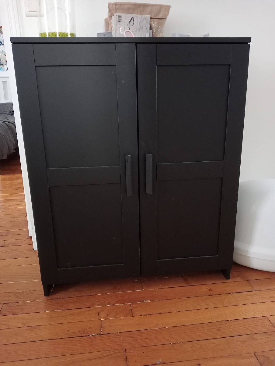 Vends petite armoire noire (IKEA) sur Gens de Confiance