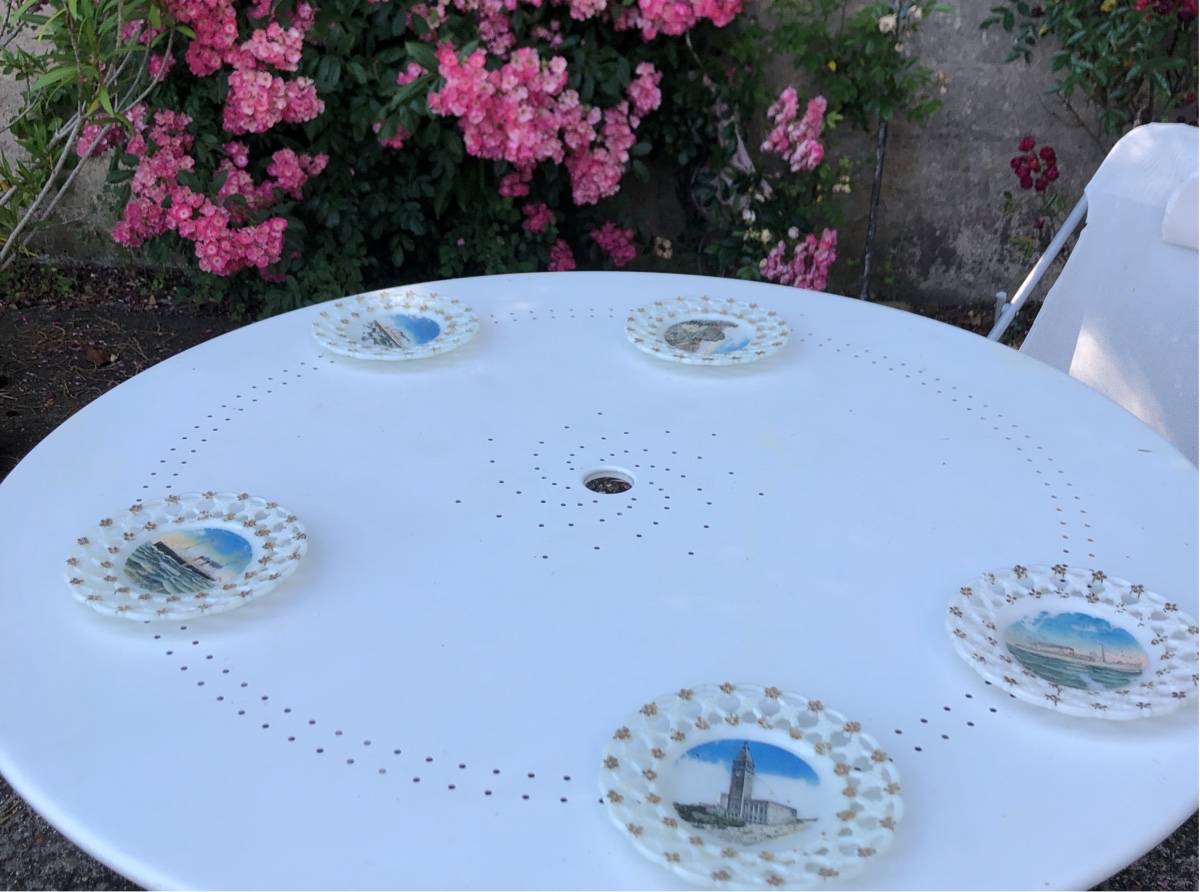Vends 5 petites assiettes très originales Représentant élément emblématique d’une ville