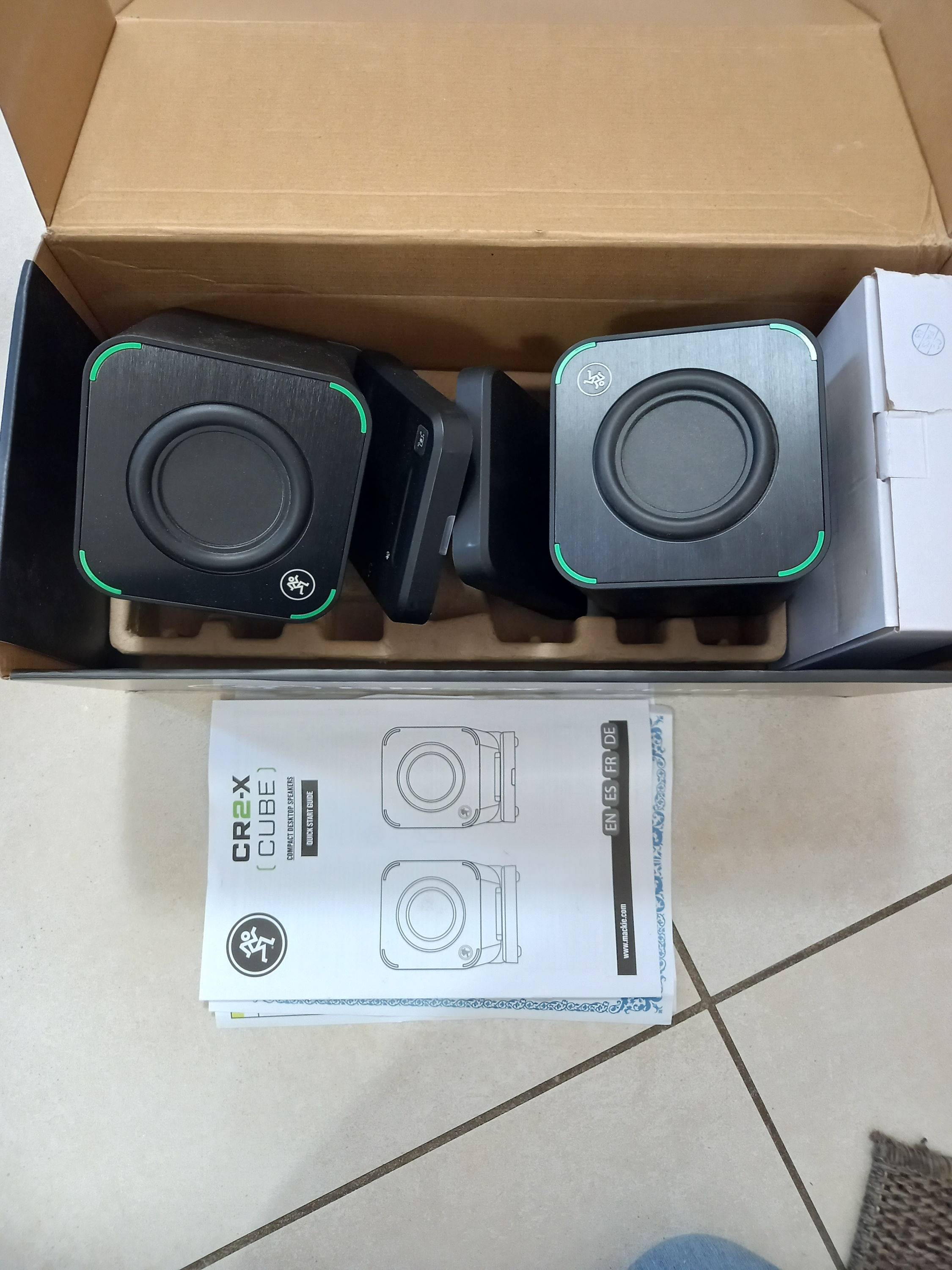 Vends 2 petites enceintes portables