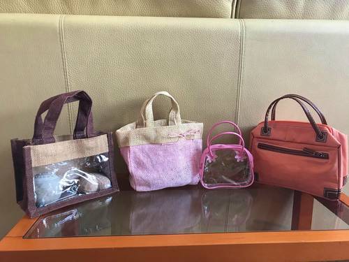 Je vends 4 petits sacs à main pour jouer