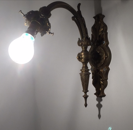 Vends plusieurs appliques en bronze et lampe à pétrole électrifiée