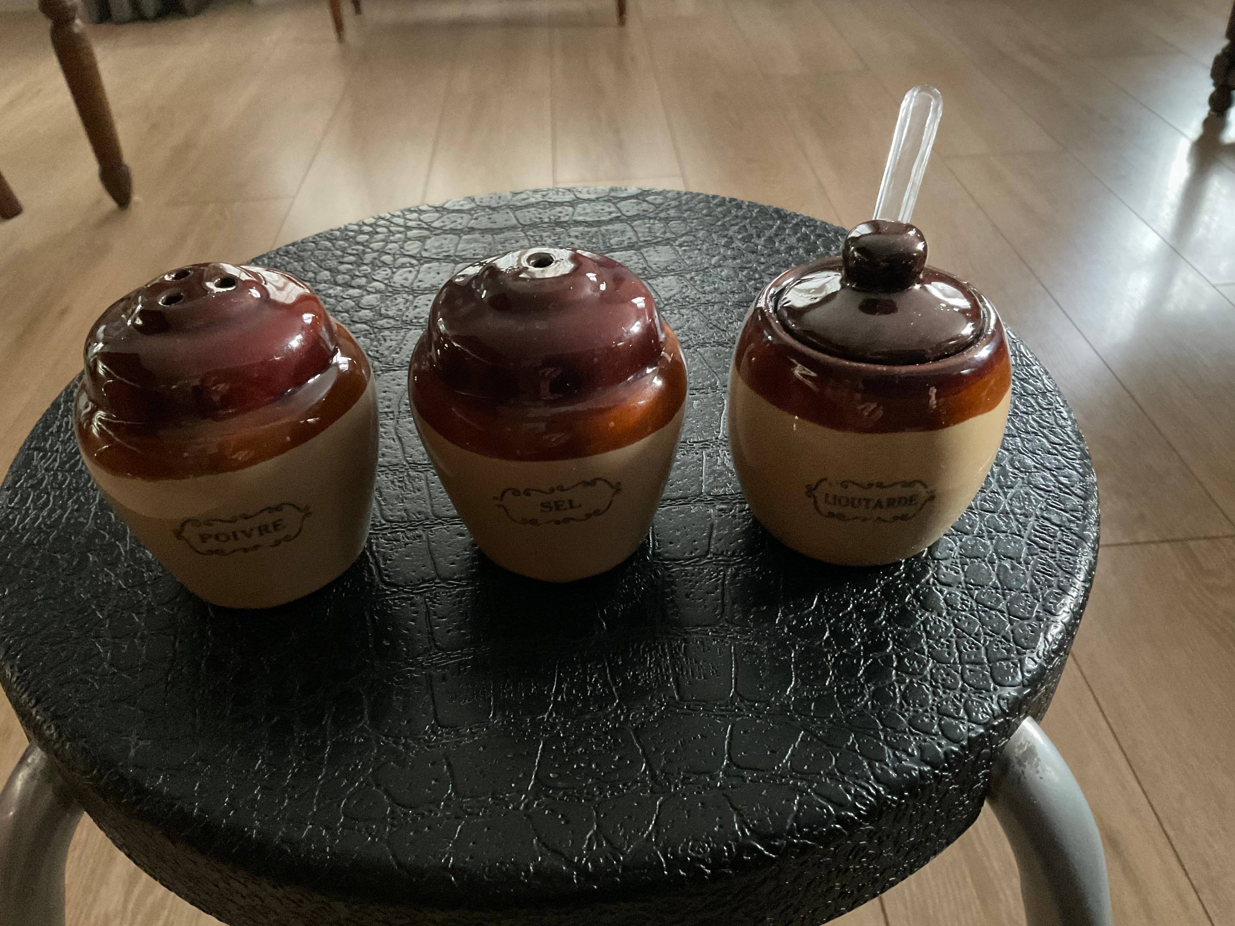Vends 3 petits pots en grès émaillés, poivre, sel et moutarde. Neufs