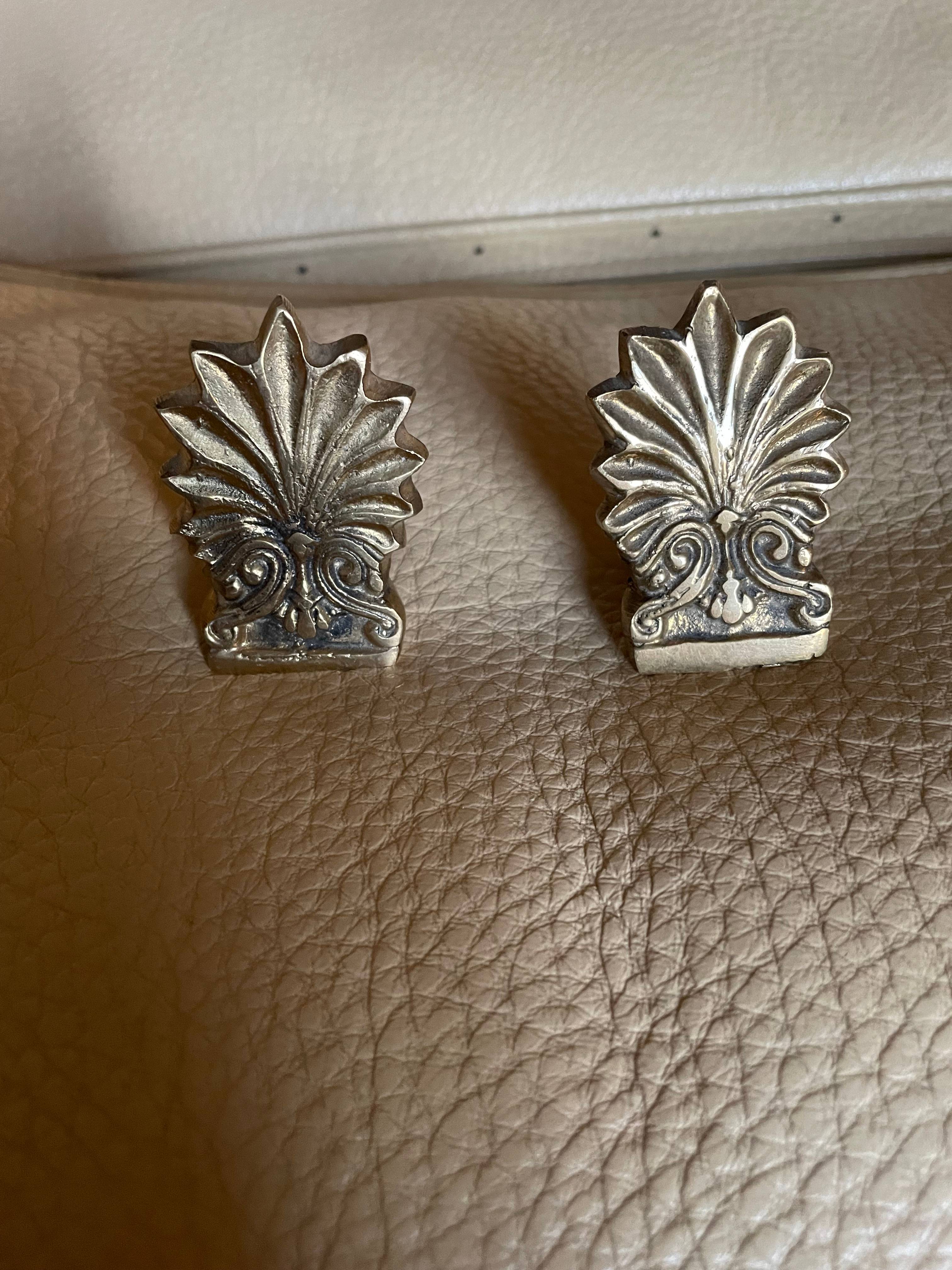 Vends 2 petits presse papier en métal (lourd)