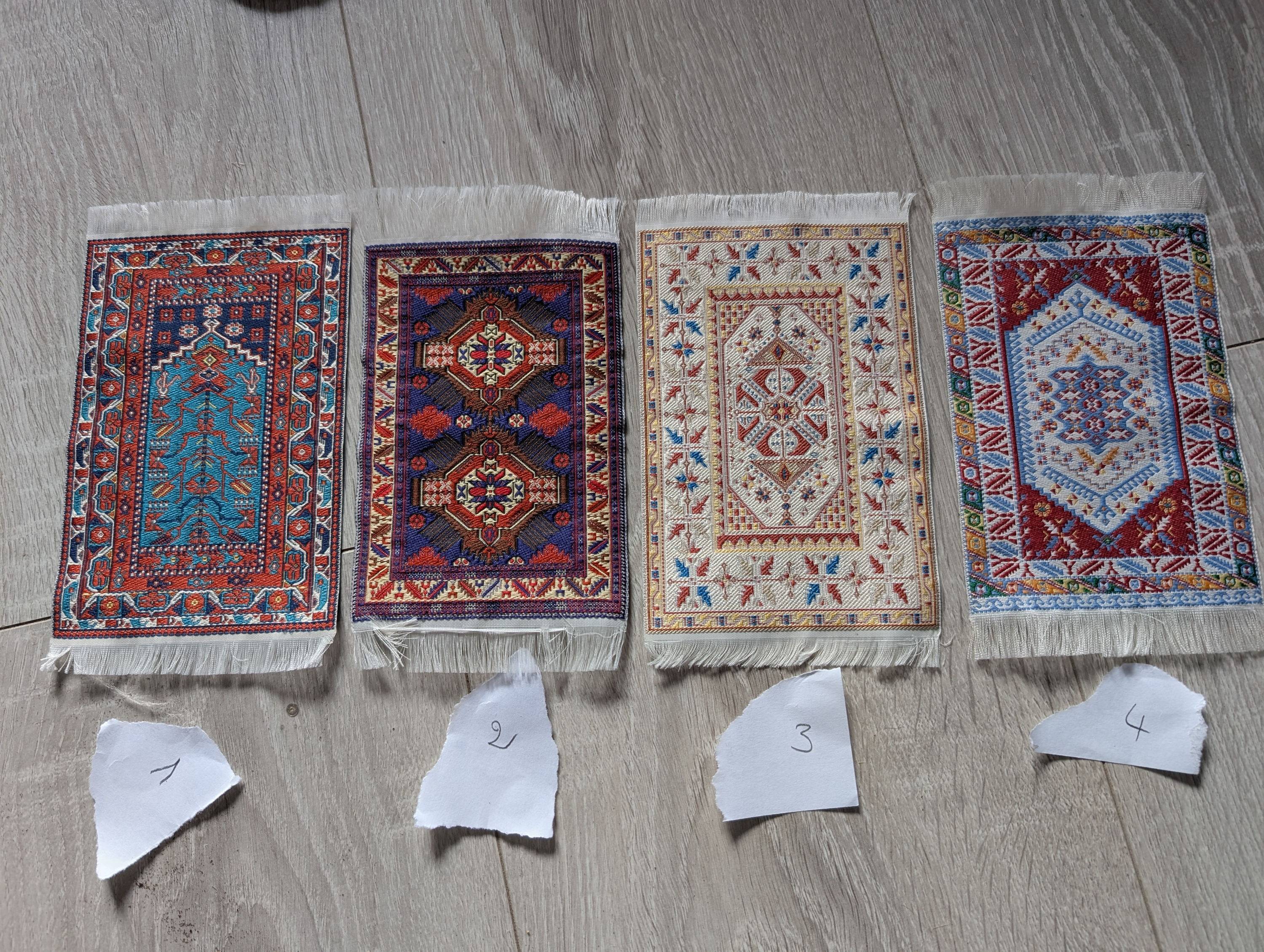 Vends lot de 4 petits tapis pour vitrines ou autres