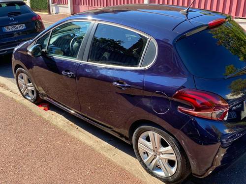 Vends Peugeot 208 Bleue Foncée 1.2 PURETECH 82 LIKE 5P 33 800 km - 2018