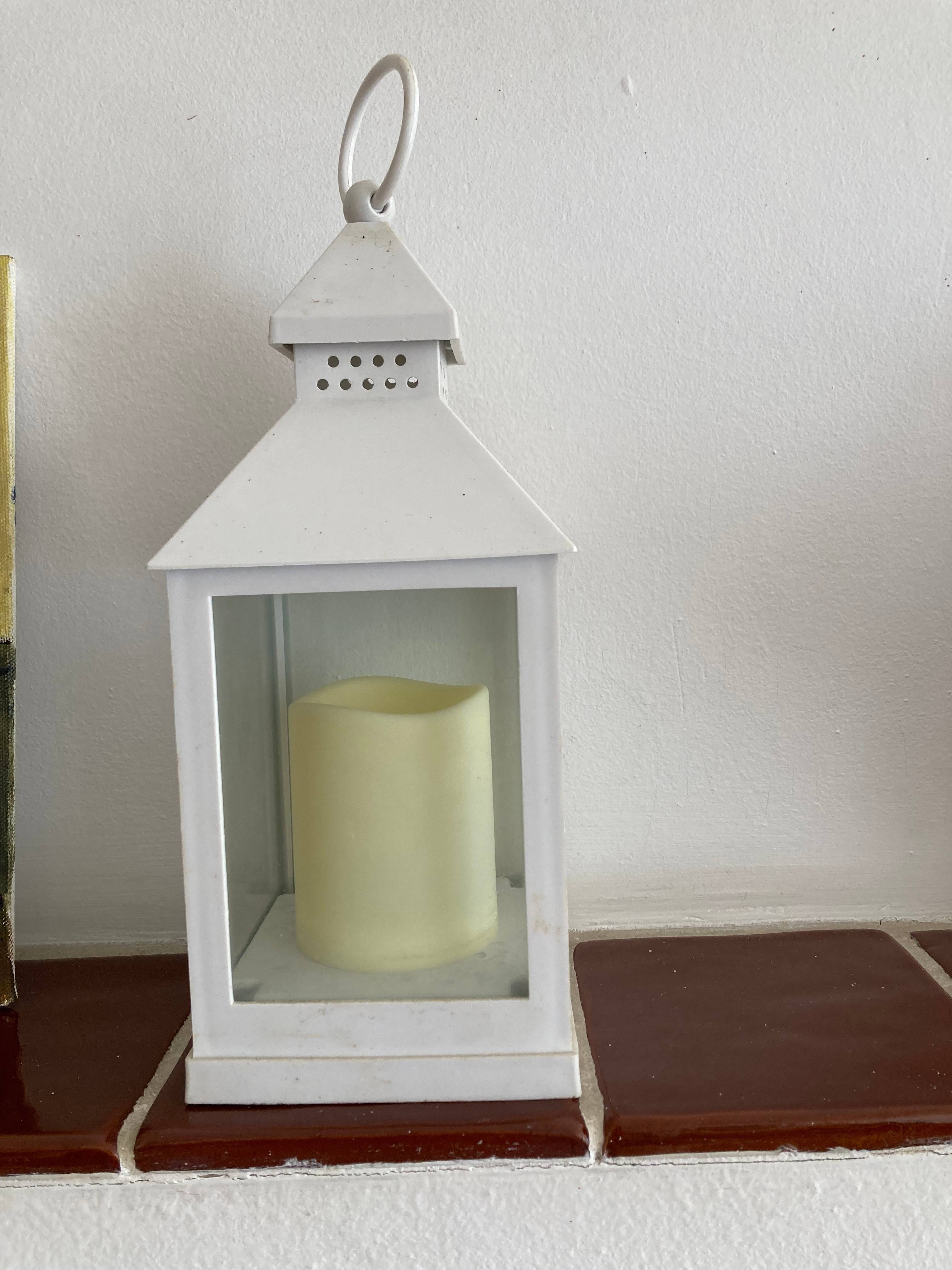Vends photophore blanc en plastique en très bon état. Jamais servi