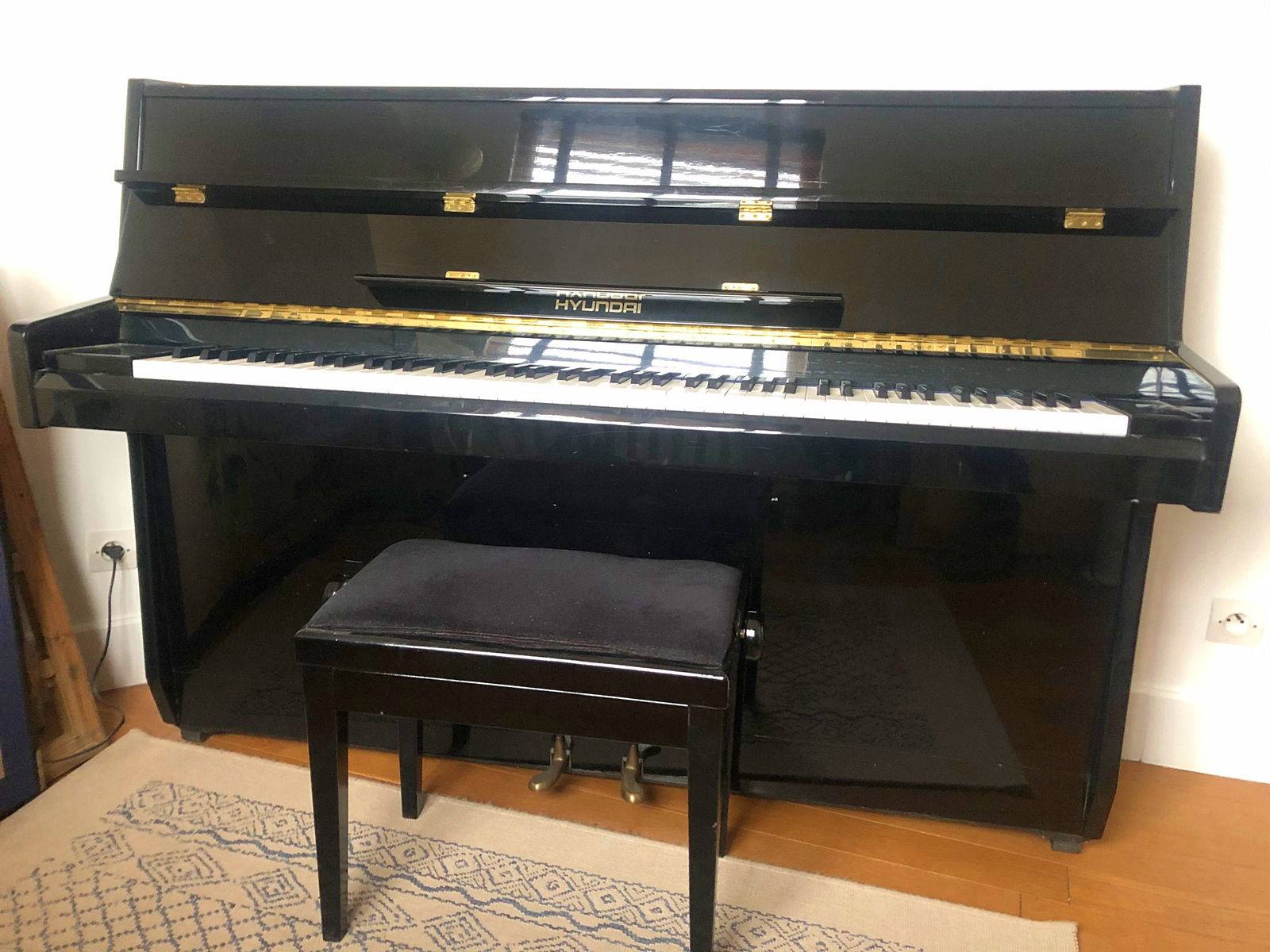 Vends piano droit Hyundai U810  (110cm) et son siège