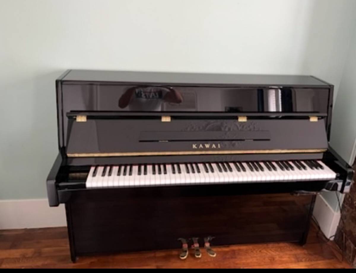 Vends Piano droit, d’occasion, Kawai K15 ATX2 noir laqué