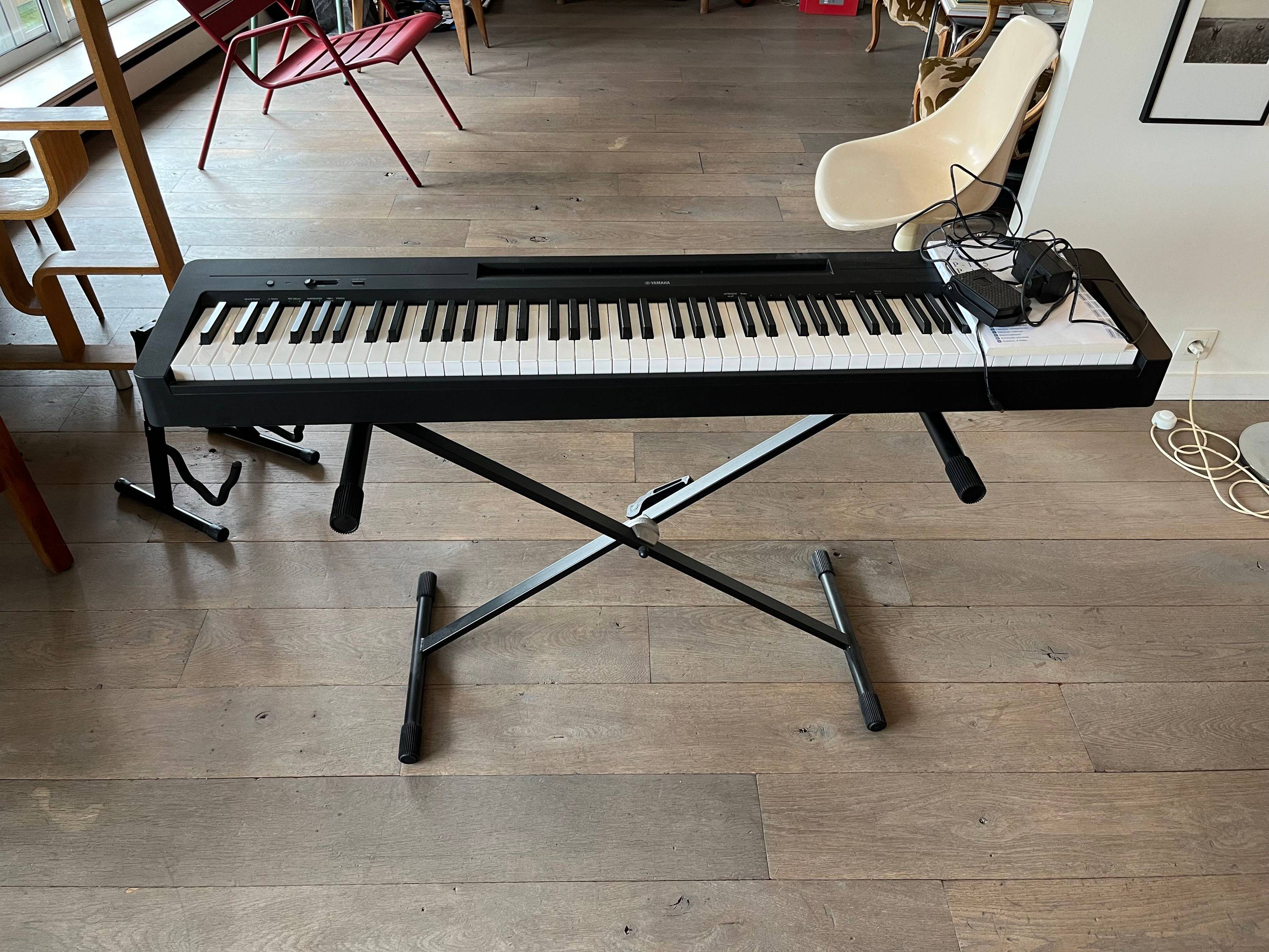 Vends piano numérique Yamaha P-143 complet avec tréteau
