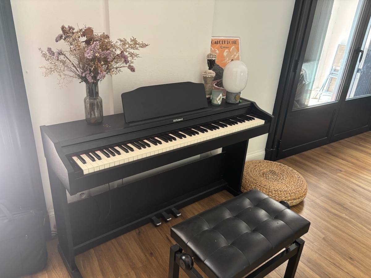 Vends piano Rolland Modèle RP 102 noir avec siège