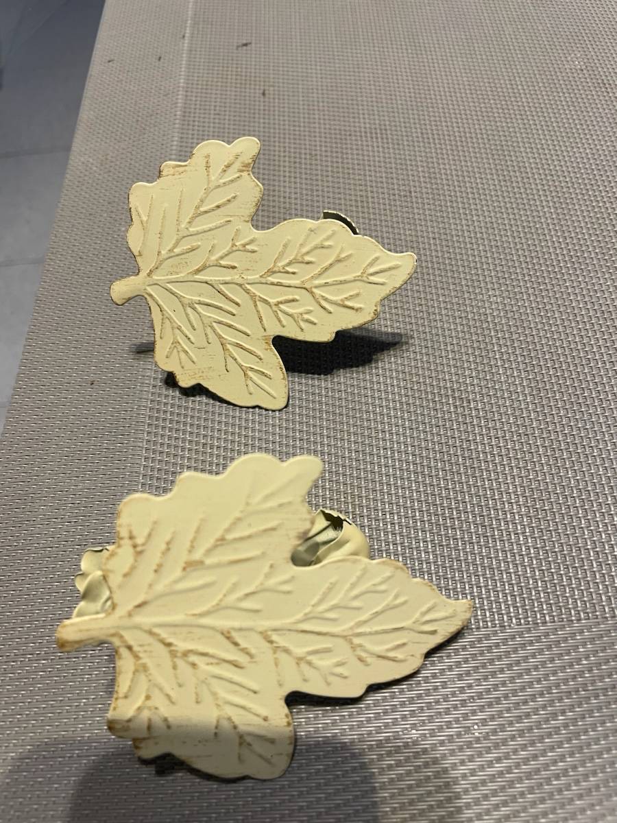 Vends 2 pinces à rideaux modèle “feuilles”