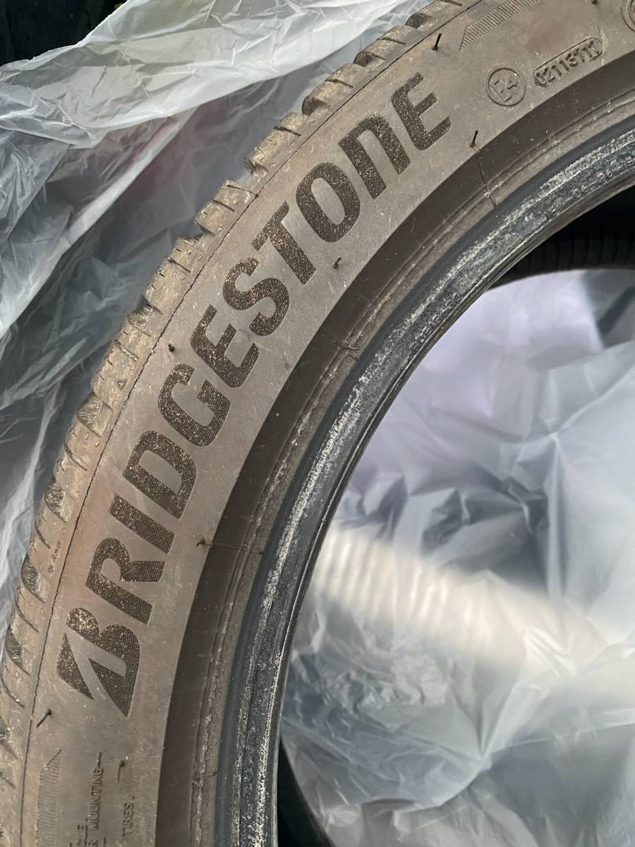 Vends pneus hiver Bridgestone état neuf
