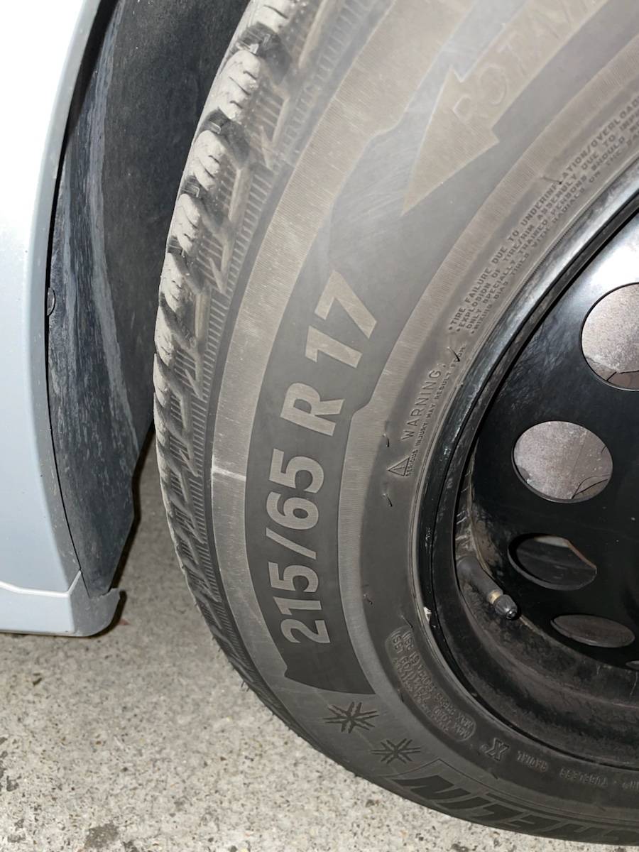 Vends 4 pneus neige Michelin 215-65/R17