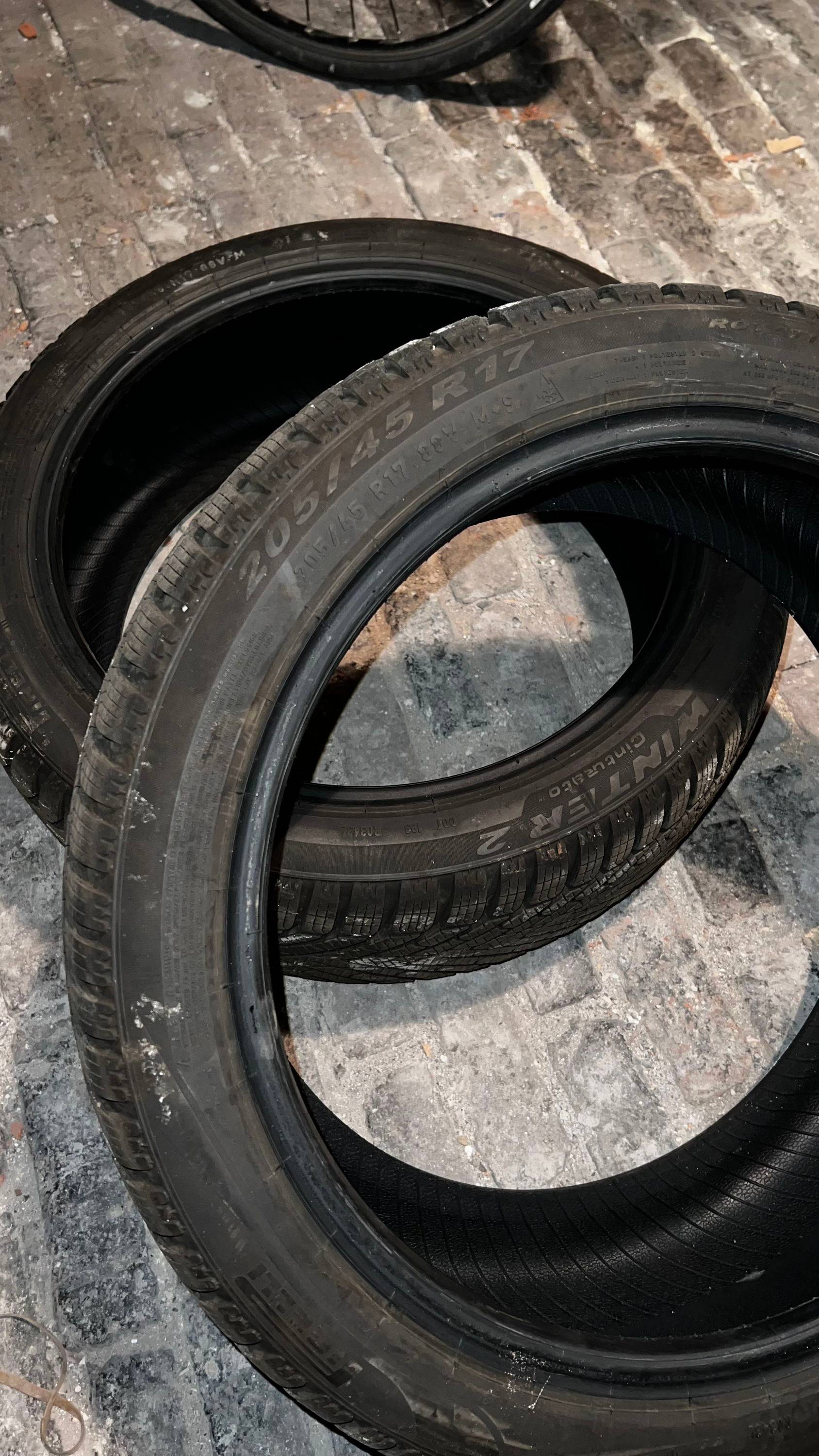 Vends 2 pneus Neige Pirelli 205/45 R17 88