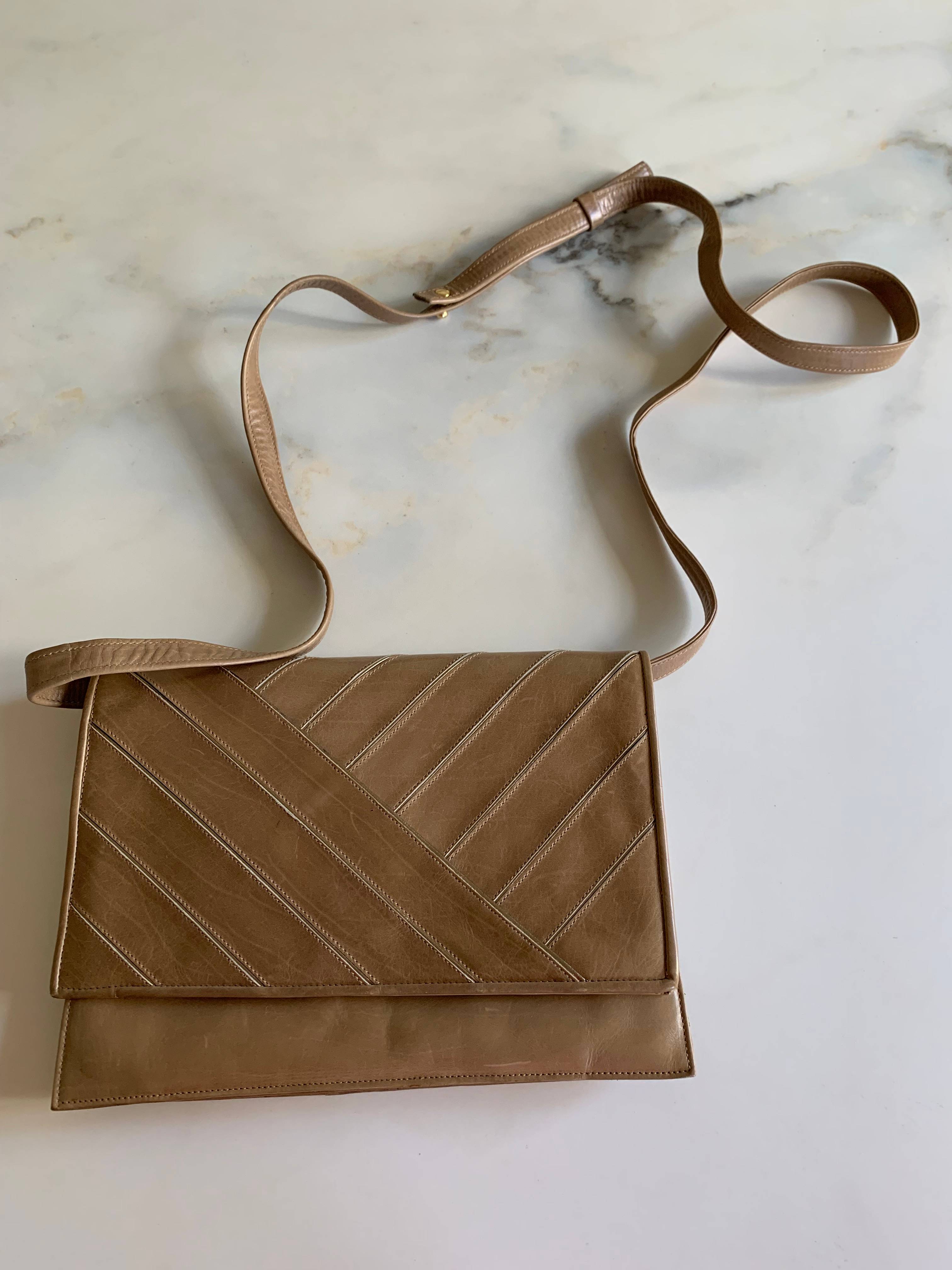 Vends pochette avec bandoulière