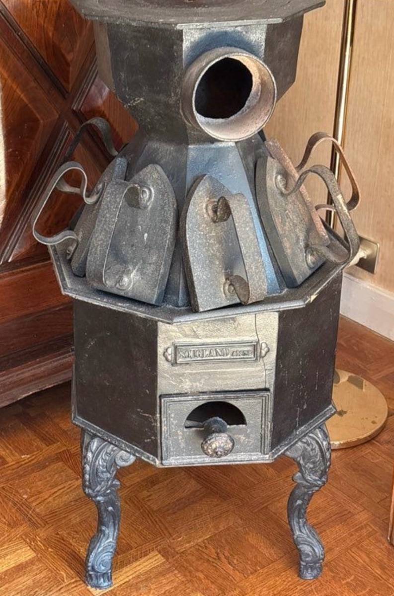 Vends poêle de repasseuse XIXe siècle avec huit fers à repasser