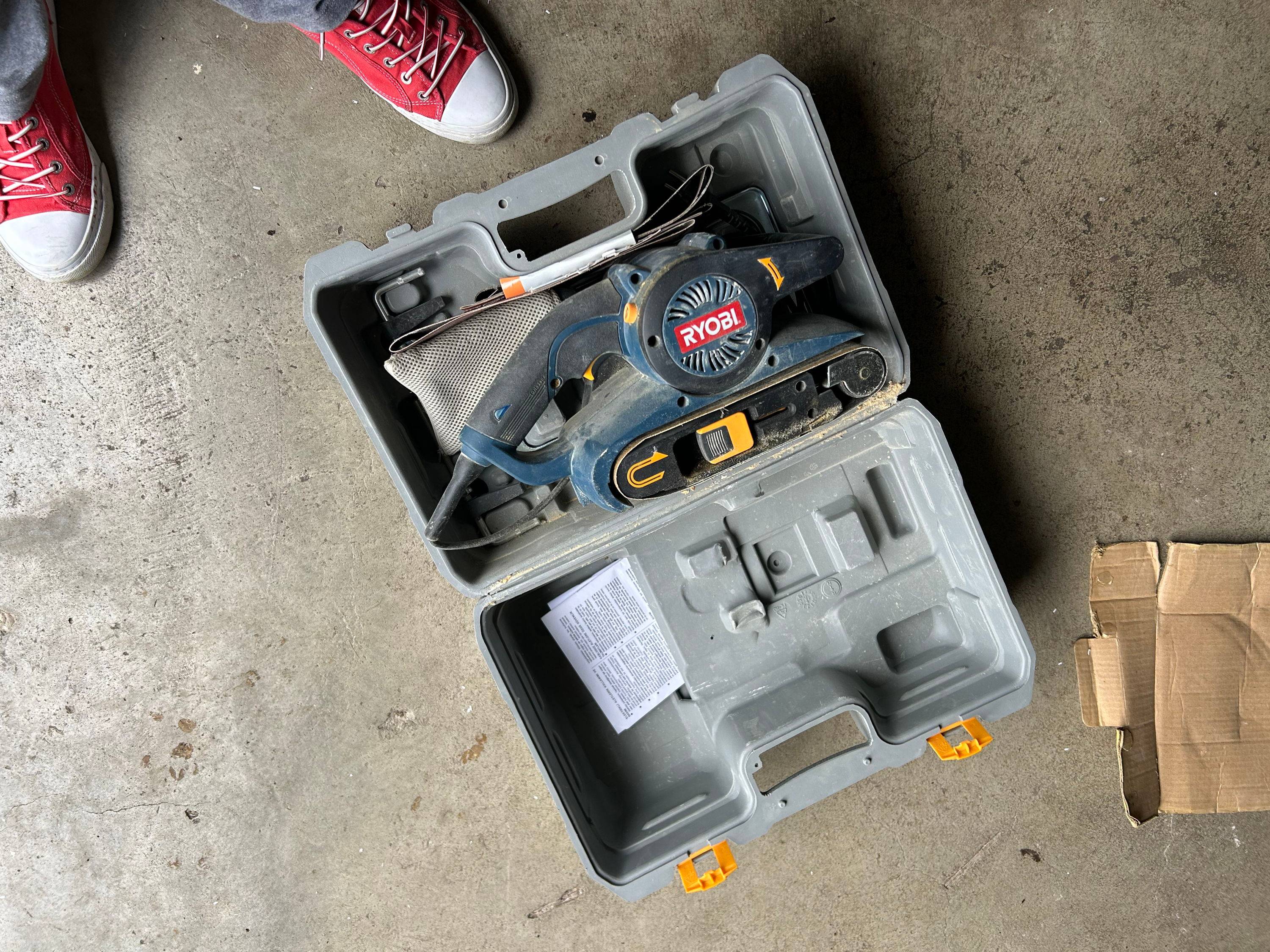 Vends ponceuse à bande riobi