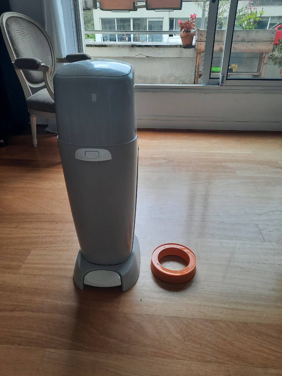 Vends poubelle à couches + recharges