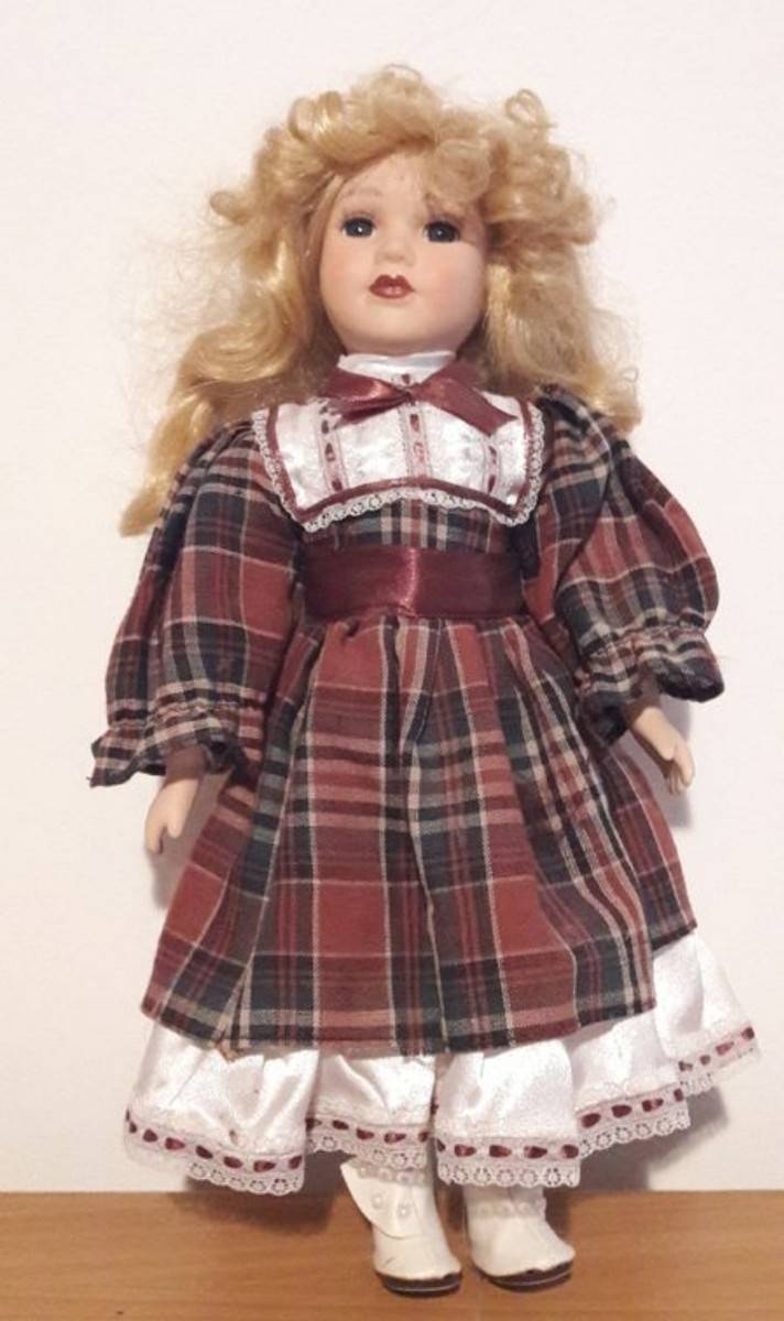 Vends Poupée en porcelaine en très bon état