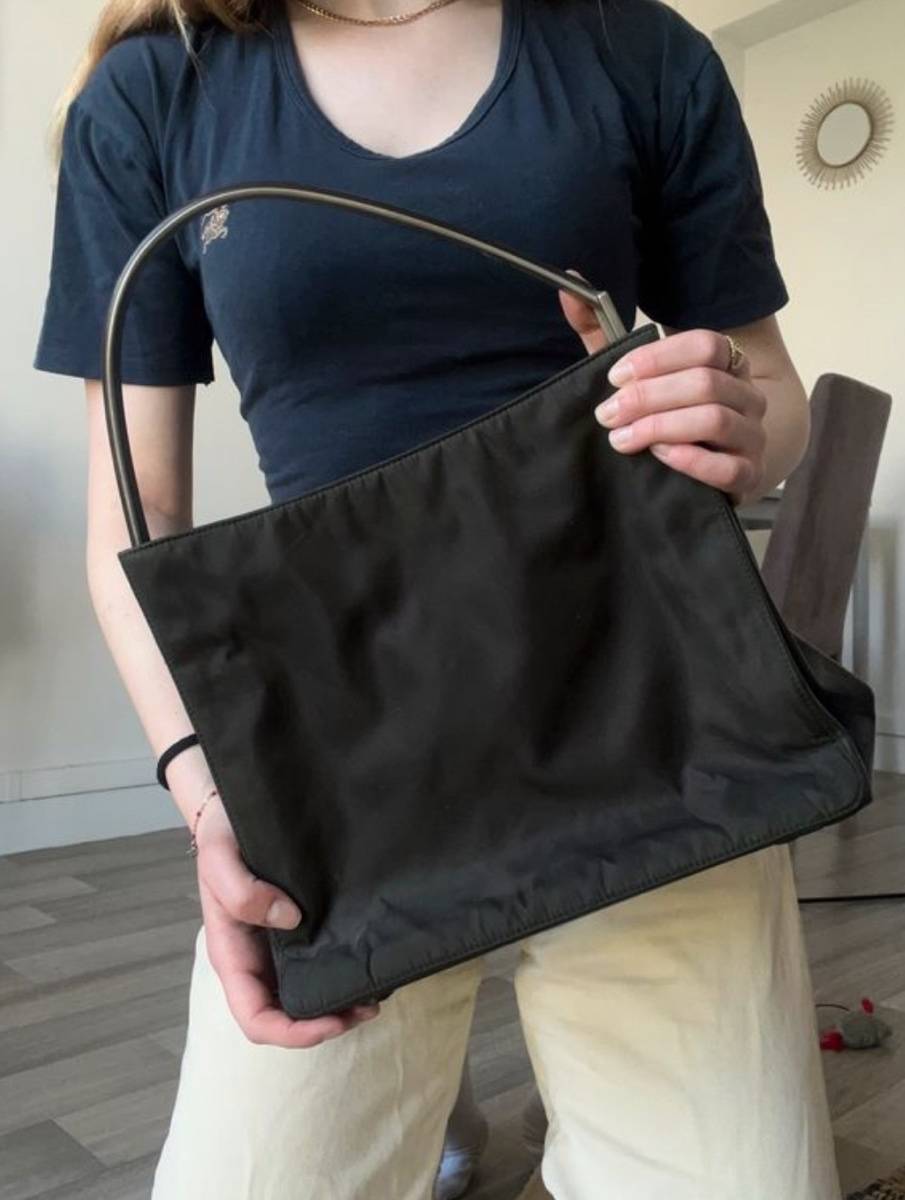 Vends sac Prada marron porté épaule femme
