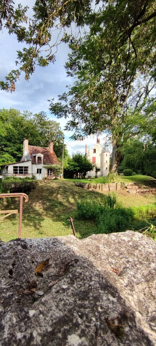 Vends propriété de 7 ha - 500m² - en plein centre ville dans le Berry