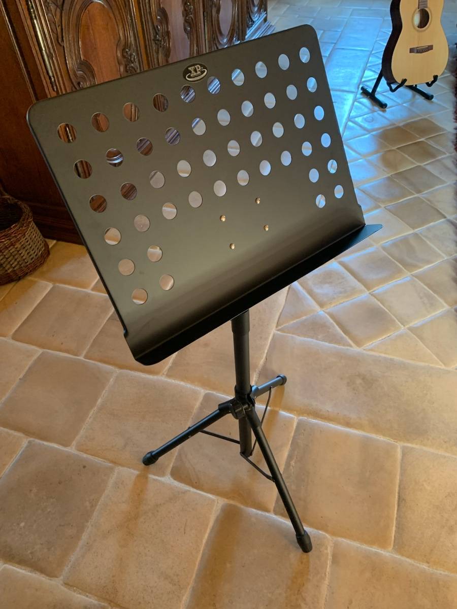 Vends un ou plusieurs pupitres (15) porte-partition pliable haut de gamme