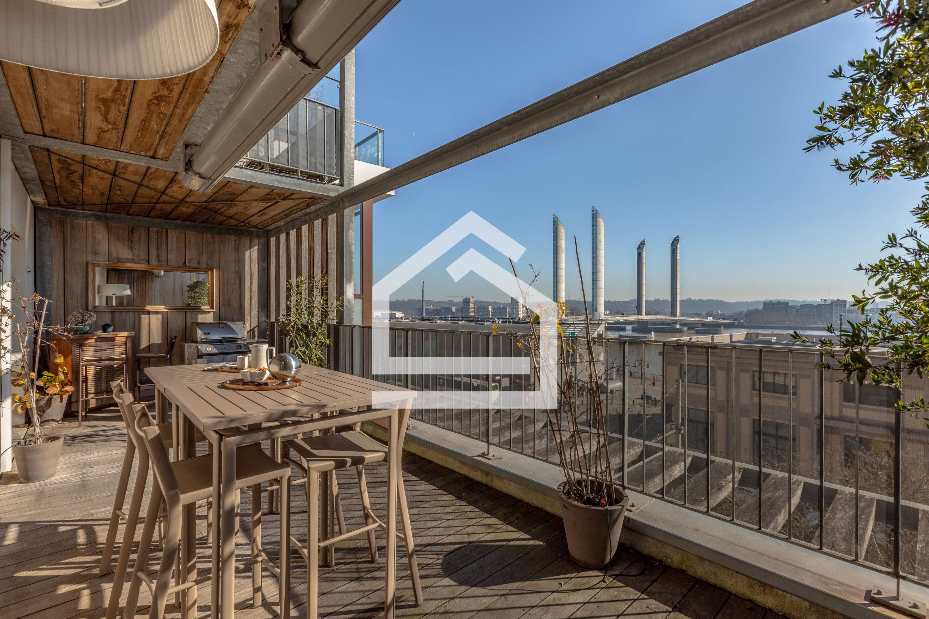 Vends appartement 172m² Quais de Bordeaux - Duplex au dernier étage vue Garonne - 2 terrasses, box et parking