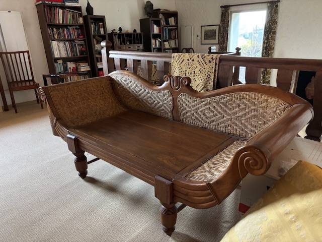 Vends Récamier/canapé birman en teck massif 3 places assises pouvant servir de lit d’appoint