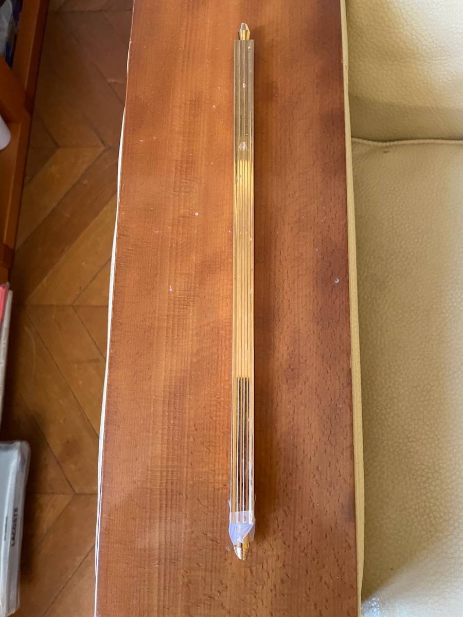 Je vends une règle de bureau avec stylo et coupe papier
